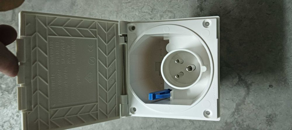 Conector externo 220V CEE17