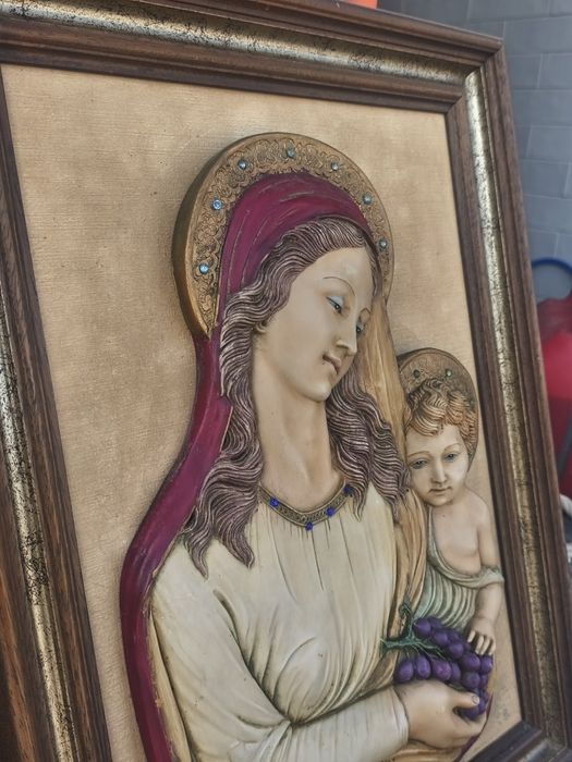 Quadros religiosos em relevo