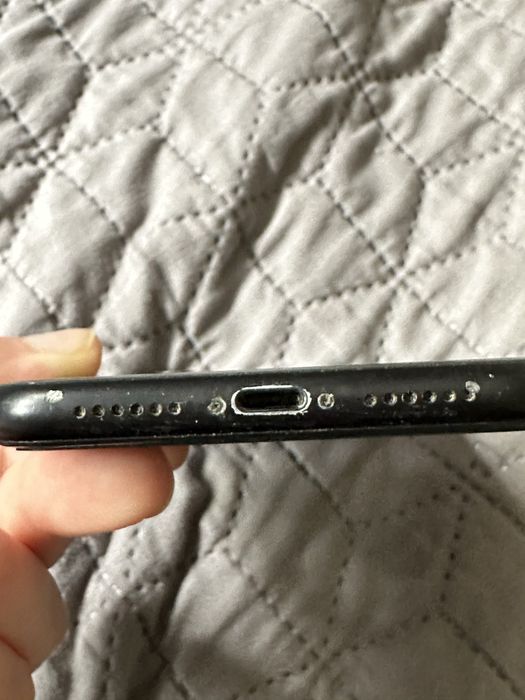 Iphone XR 64 gb used 76% + 3 phone cases + screen protector