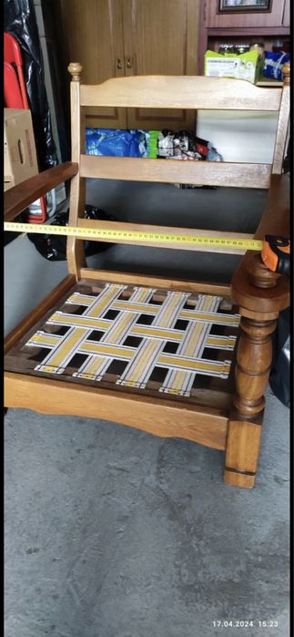 Drewniany fotel po częściowej renowacji