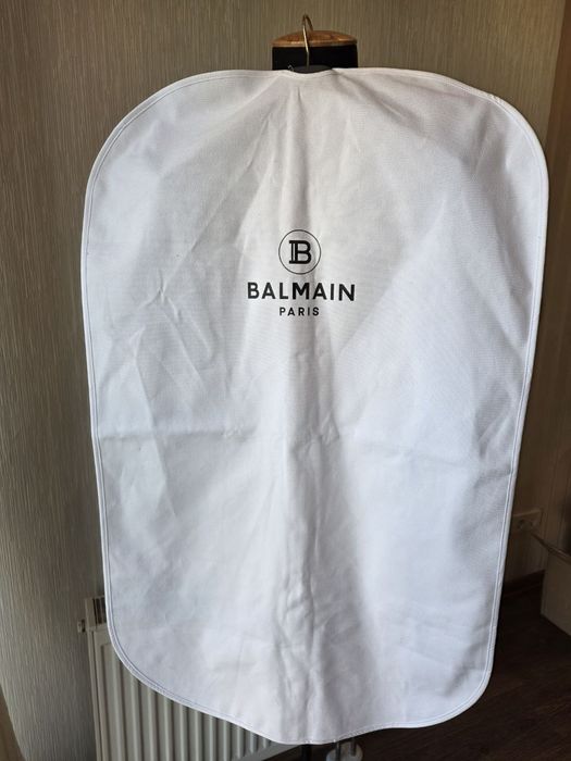 Оригінальний чохол-кофр Balmain для одягу (люкс якість)
​Опис:
Продаю