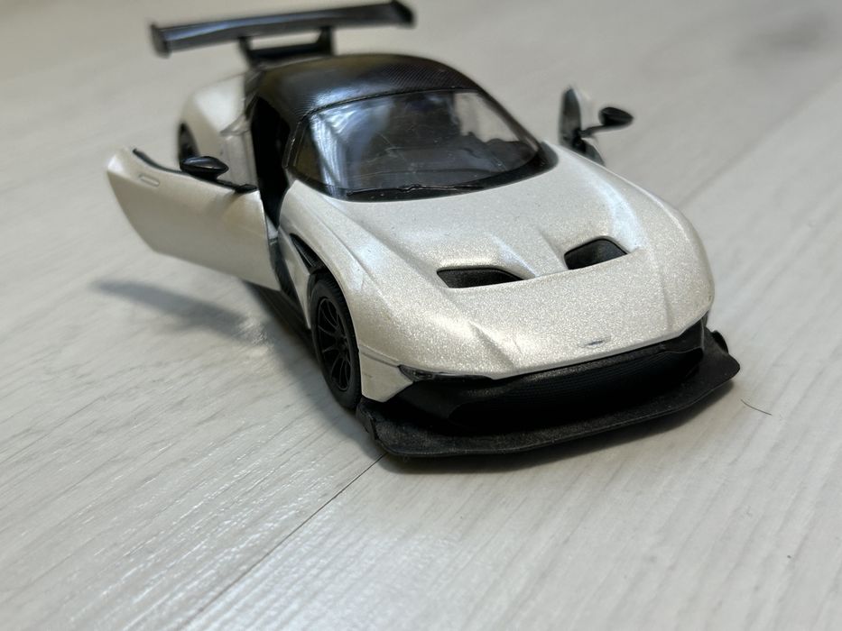 Aston Martin Vilcan 1/38 машина Kinsmart