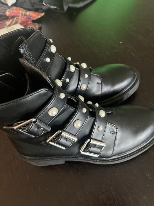 Botins pretos com perolas