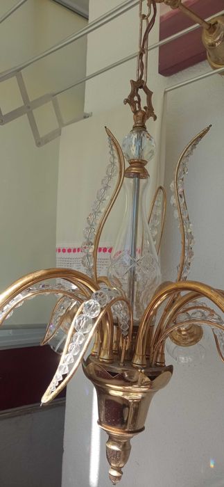 Candeeiro de teto dourado com globos em cristal