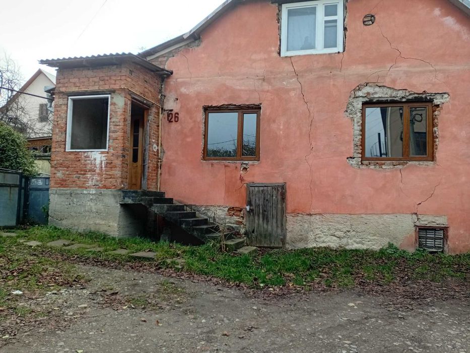 Продам 1/2 частину будинку із ділянкою , гаражем біля Турецького моста