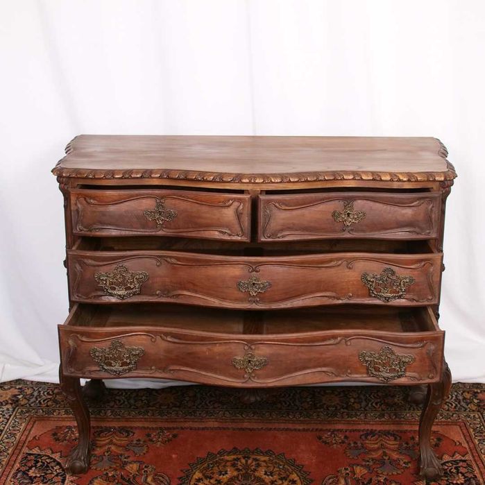 Cómoda estilo D. João V em madeira maciça