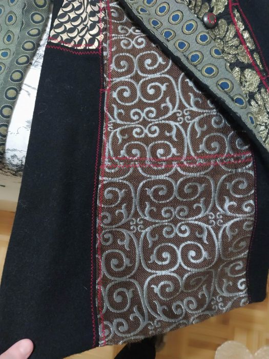 Casaco comprido desigual.