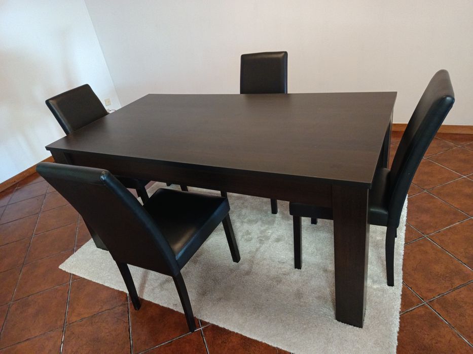 Mesa de refeição para sala. Sem cadeiras