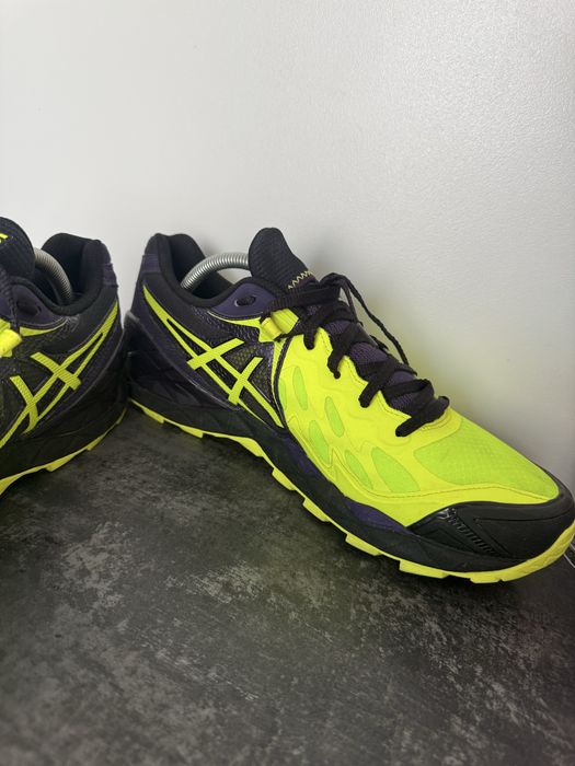 Яскраві бігові кросівки / трейл Asics GEL-FujiTrabuco (розмір 43 — zdjęcie 4