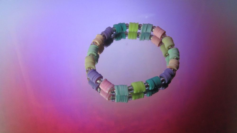 Pulseira feita à mão.