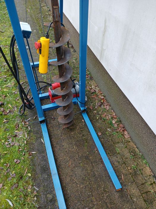 Wiertnica elektryczna do studni plus komplet żerdzi i świder.