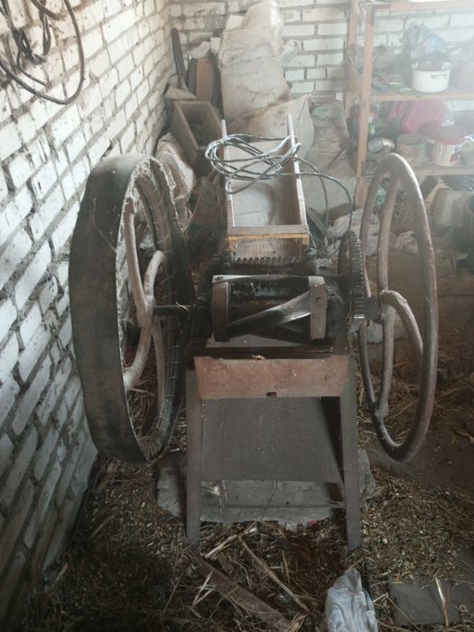 Продам січкарню з мотором.