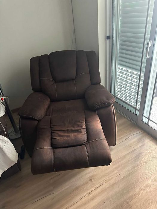 Um sofa de 3 posições  e 2 de uma posição