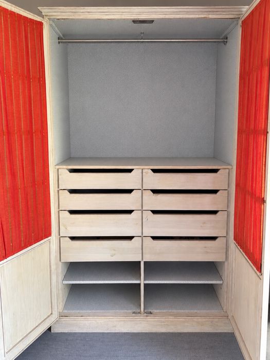 Armário de roupa com cortinas feitas à medida