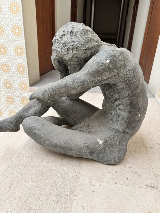 Escultura estátua  homem pensativo decorativa grande figura sentada estilo artístico