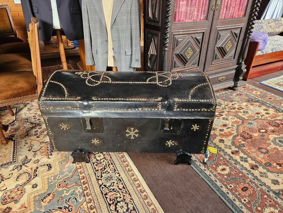 Cómoda / Baú muito antigo - Ideal para decoração - Bom estado geral