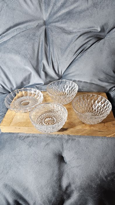 Zestaw czterech miseczek kryształowych