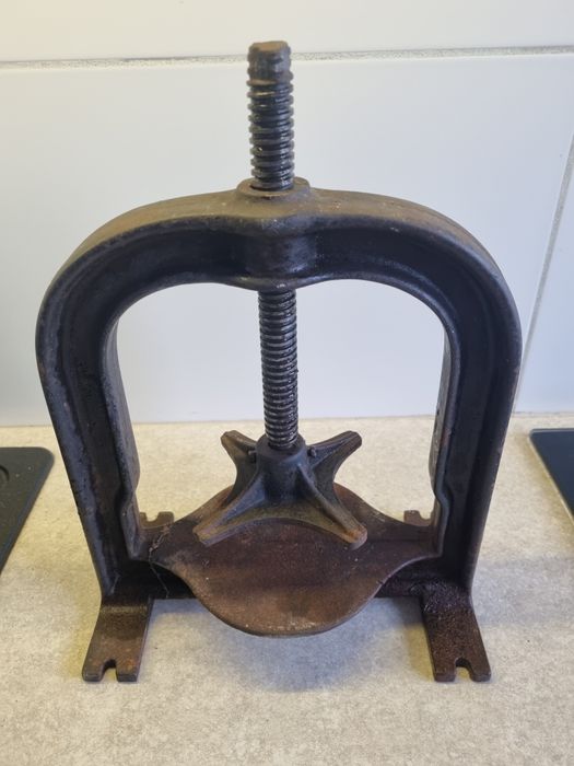 Stara zabytkowa prasa ścisk