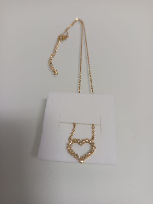 Colar  dourado com brilhantes