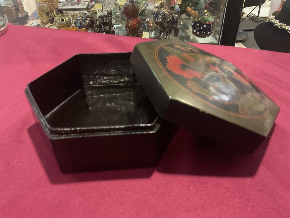 Caixa oriental lacada topo inlaid 11,5x06 cm octagonal