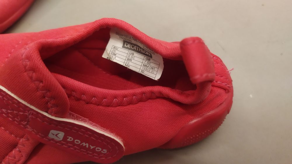Buty do wody Decathlon rozmiar 25, czepek gratis
