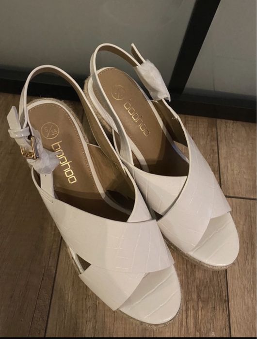 Sandałki  na koturnie