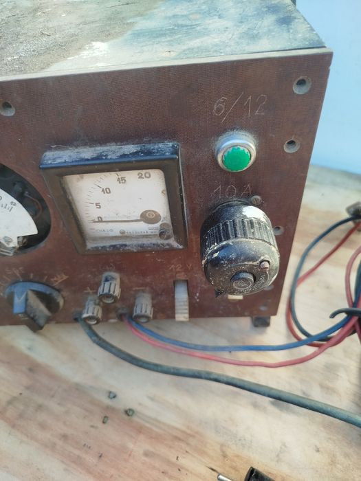 Stary prostownik 12 24 v działający