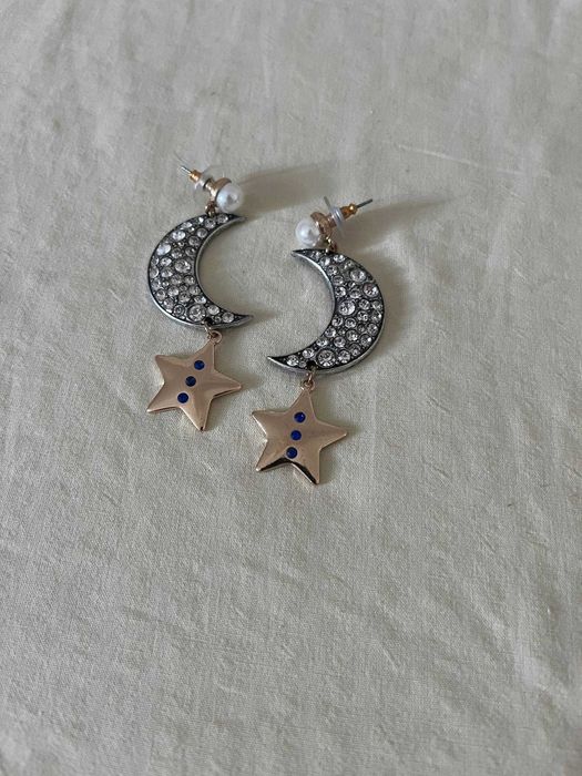 Brincos lua com strass e estrela dourada, com pérola
