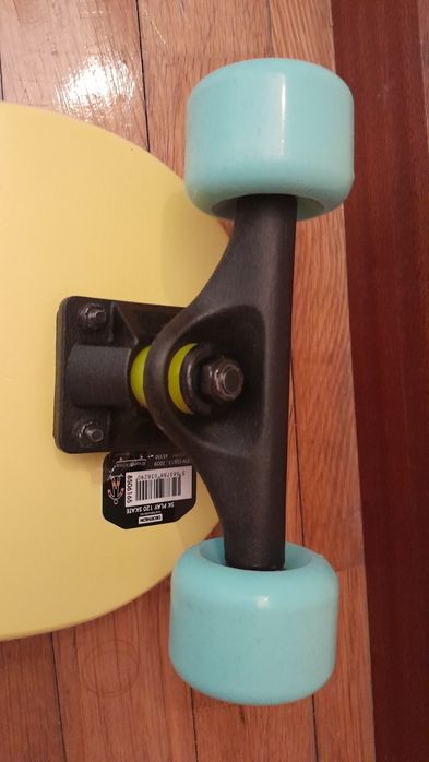 Skate preto da marca decatlhon