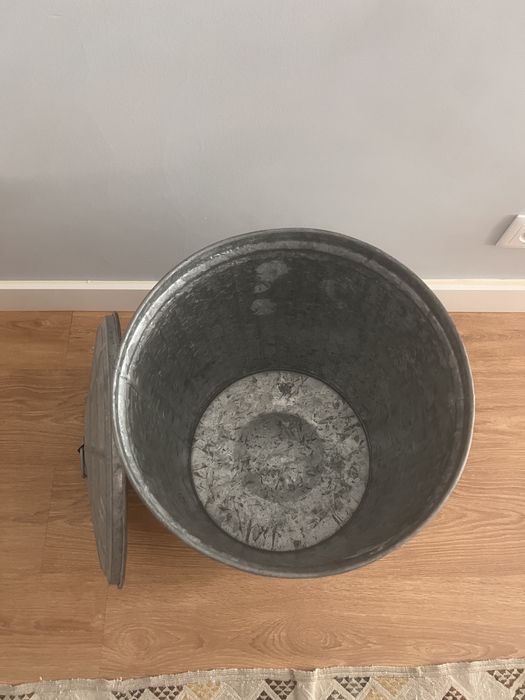 Bonito e moderno caixote de arrumação