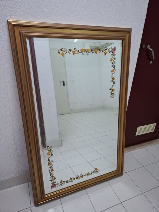 Espelho grande com decoração floral