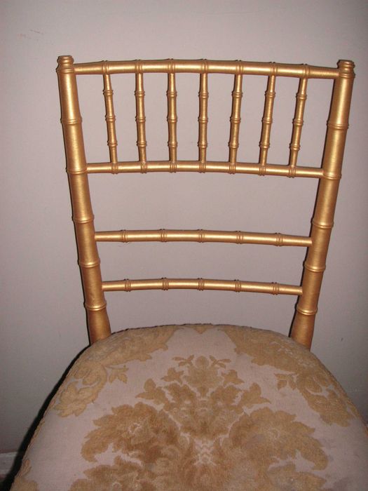 Cadeira Dourada Estofada