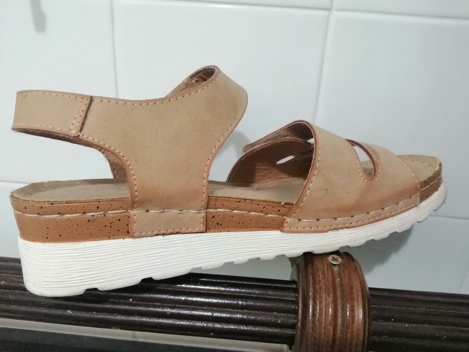 Sandália bege conforto mulher