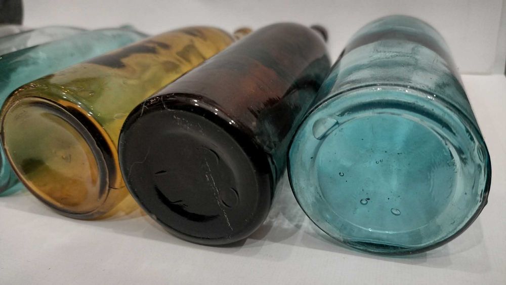 Zestaw butelek z okresu PRL