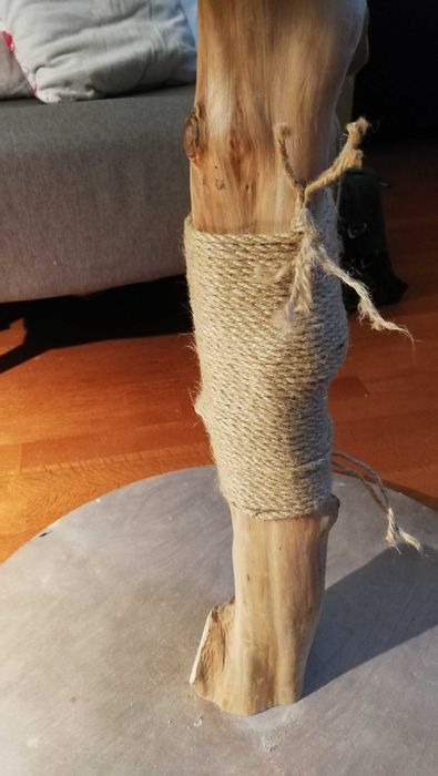 Design by Lotte. Drewniany drapak dla kota, drewno naturalne.