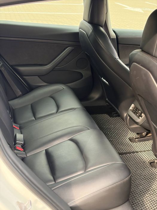 Tesla model 3 2022 року