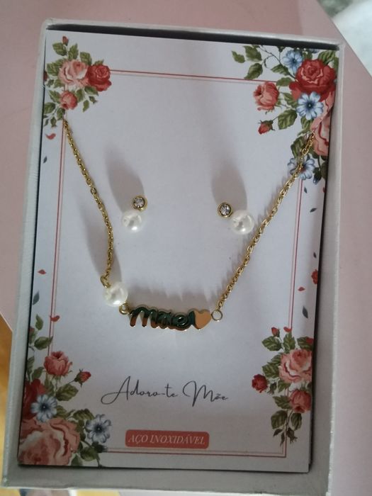 Conjunto brincos e colocar em aço dourado