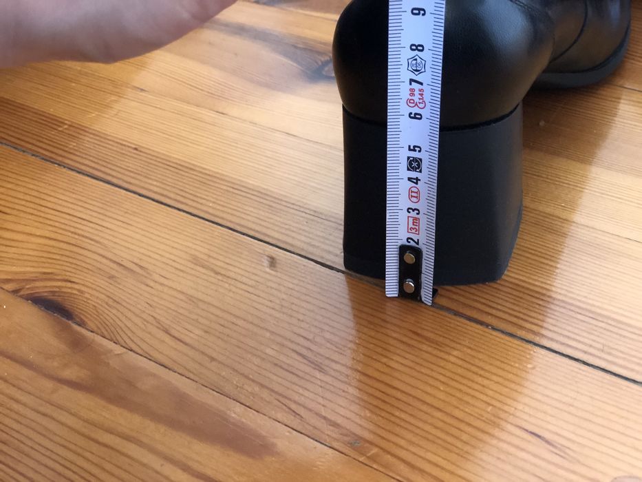 Buty na niskim słupku