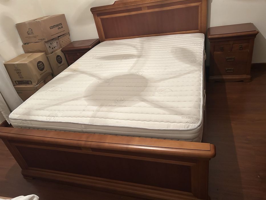 Cama Madeira maciça como nova