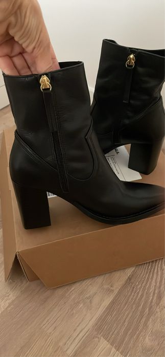 Botas pretas em pele pretas da mango
