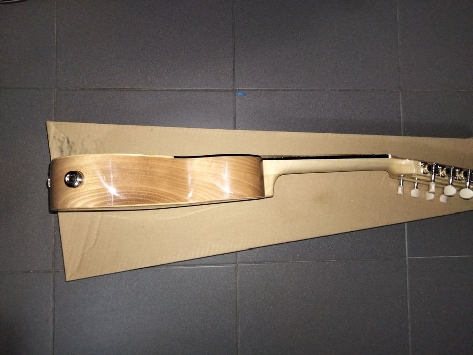 Cavaquinho elétrico de 8 cordas