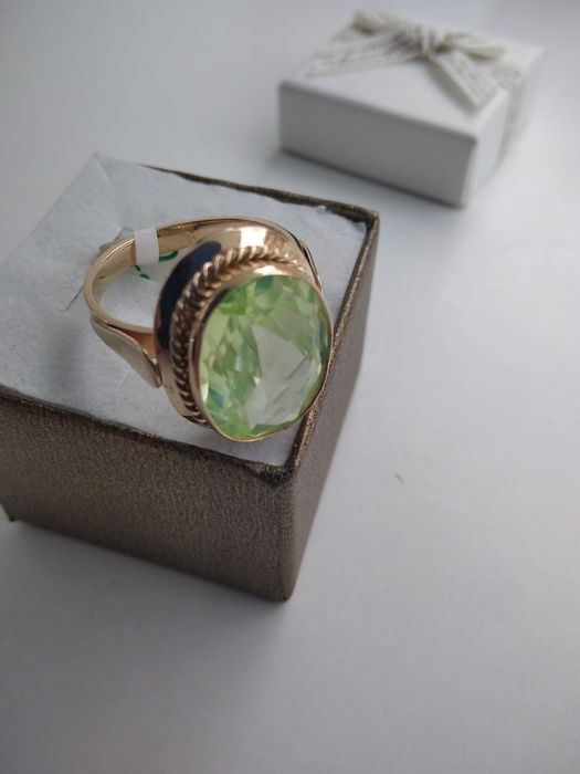 Złoty pierścionek z jasno zielonym kamieniem złoto 583 rozmiar 23 833