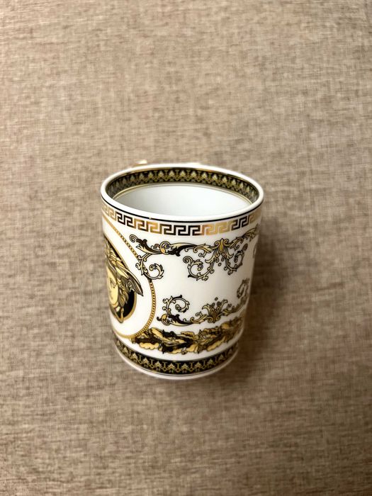 Kubek K Versace Virtus Alphabet