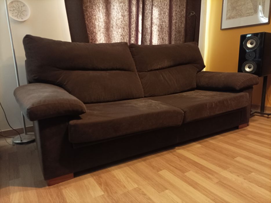 2 sofas, one with 2 seats and another with 3 seats.64551689460097123