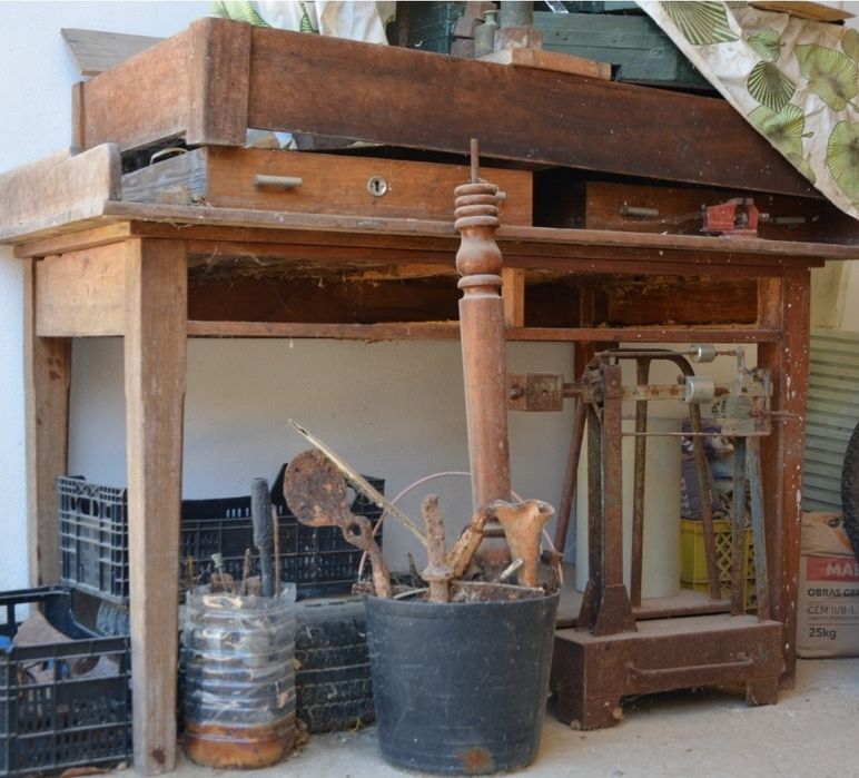 2 secretárias completas, 1 delas  muito antigas e prática, Rideaux