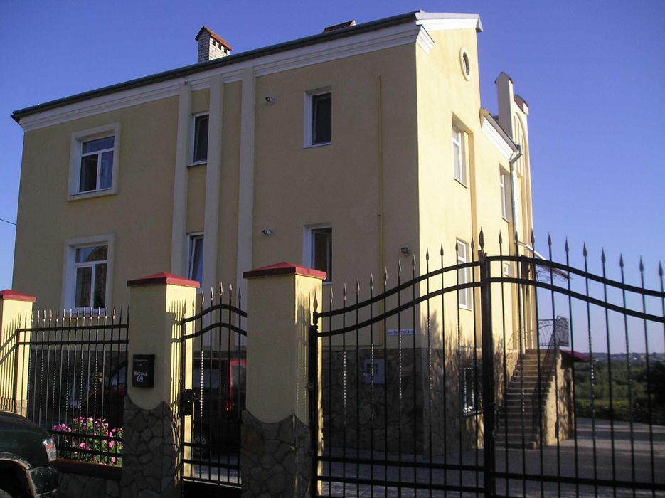 Будинок 3-х поверховий Запитів Львівська область