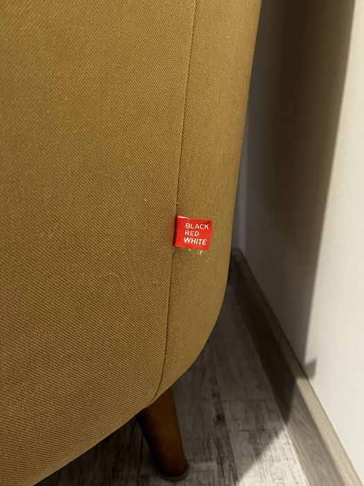 Stylowy fotel w kolorze musztardowym