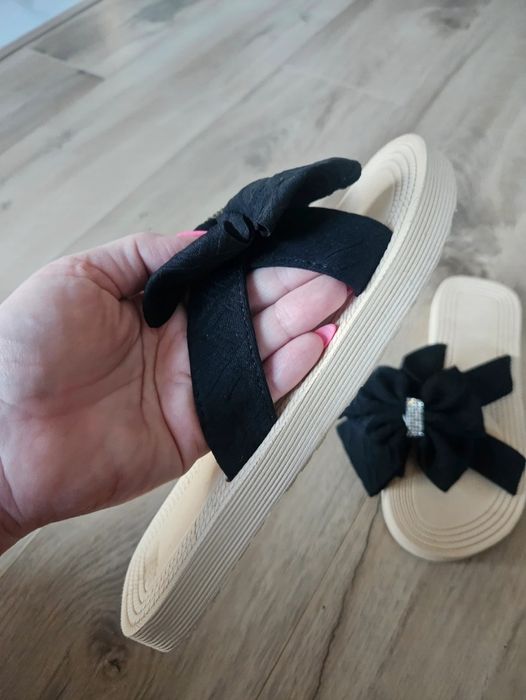 Nowe lekkie klapki z kokardką 39