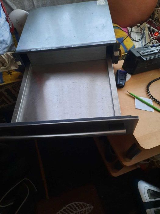 Вбудована висувна шухляда фірми neff, для зберігання або підігріву