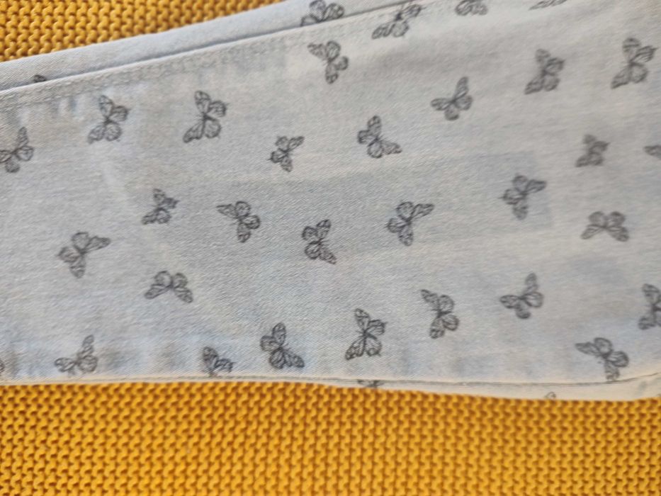 spodnie jeans w motylki